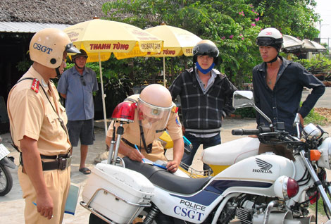“Nâng cao tinh thần trách nhiệm của người thực thi công vụ và ý thức tự giác của người tham gia giao thông”